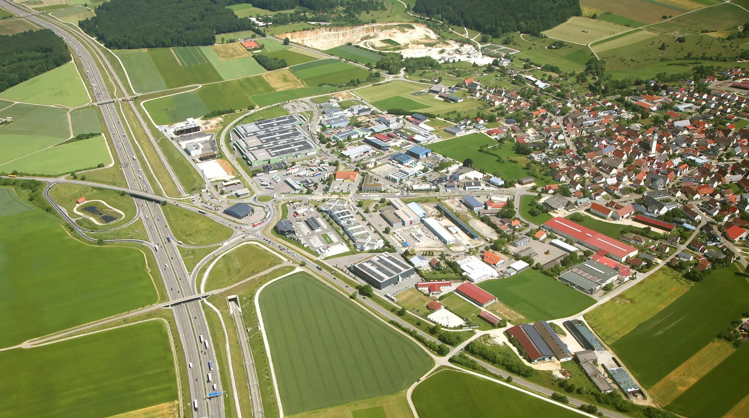 Luftbild vom Gewerbegebiet Merklingen mit Bundesautobahn A8 aus 2025