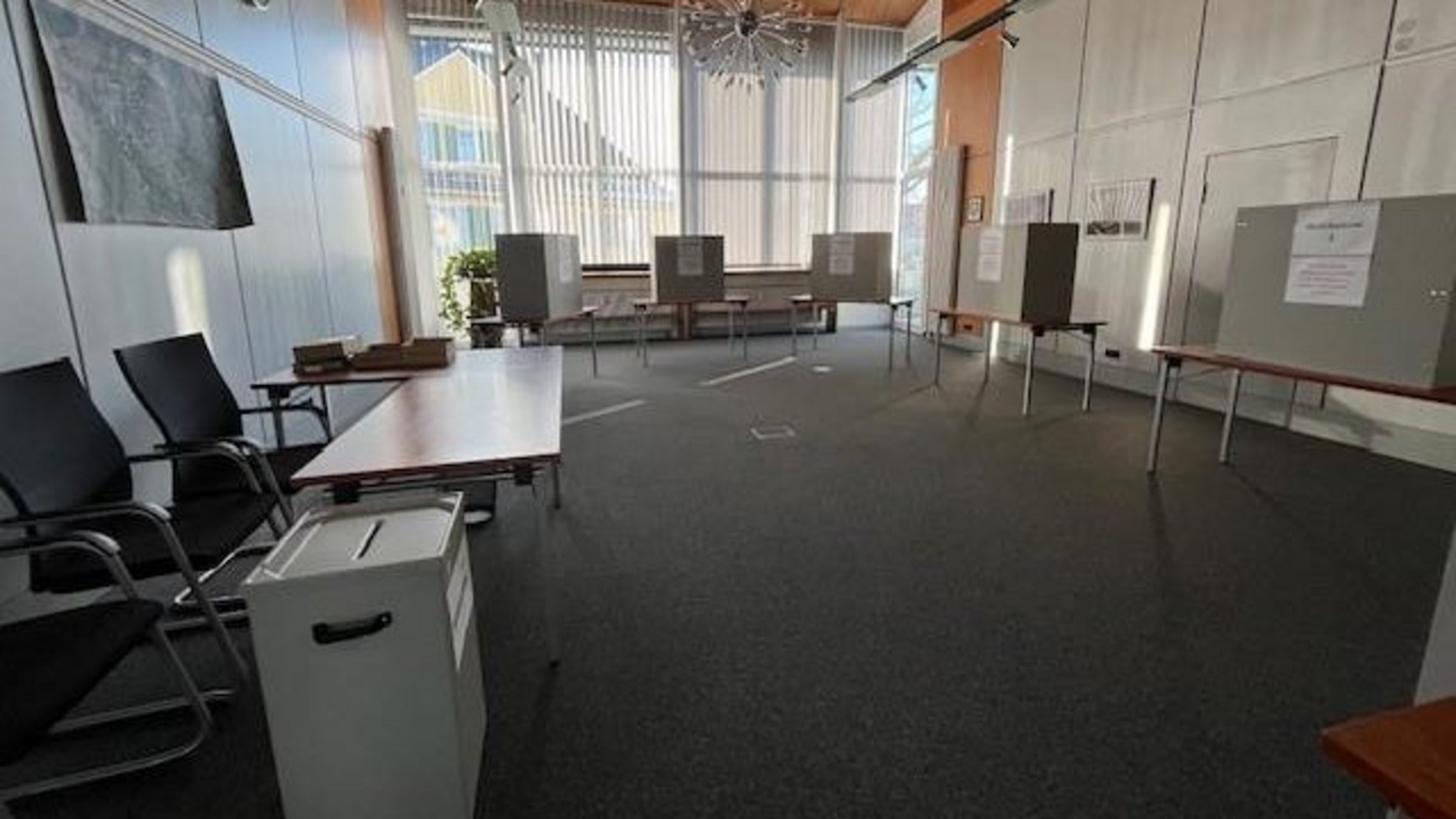 Wahllokal eingerichtet im Sitzungssaal