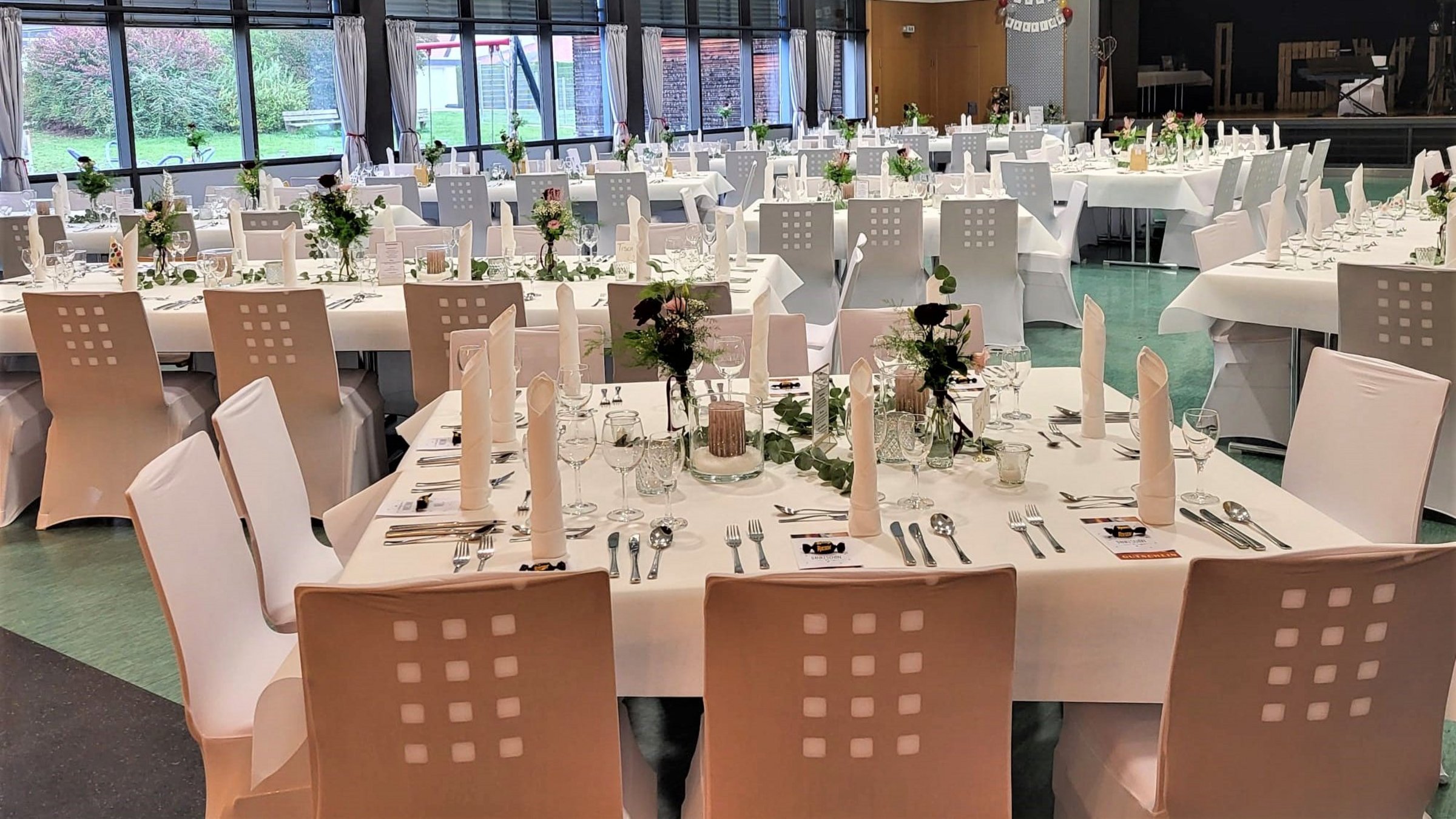 Großer Saal der Gemeindehalle bestuhlt für eine Hochzeitsfeier