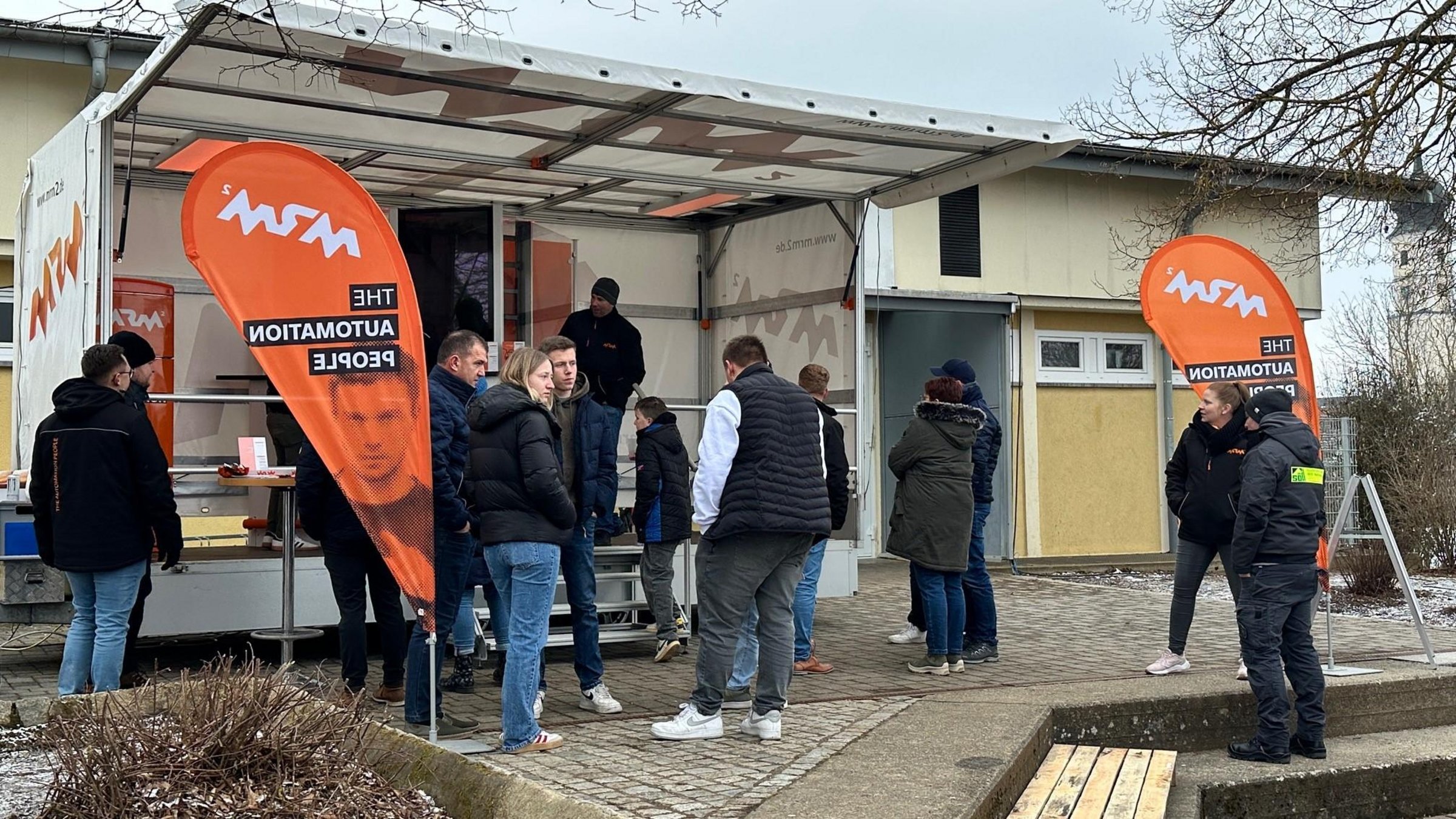 Stand der Firma mrm² außerhalb der Gemeindehalle