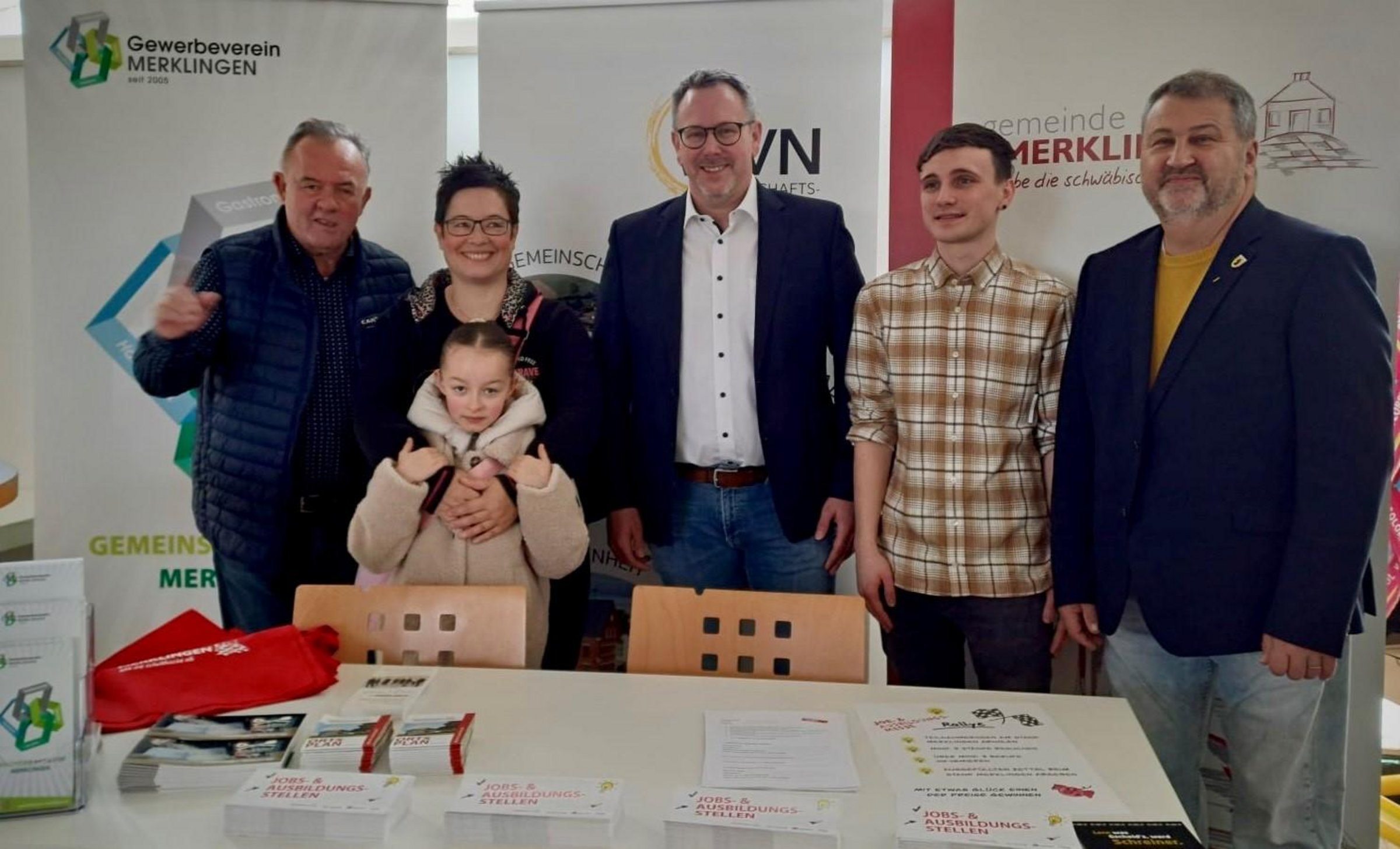 Organisations-Team am Messestand. V.l.n.r.: Herbert Bühler und Silke Allgöwer (Wirtschaftsvereinigung Nellingen), Bürgermeister Sven Kneipp (Merklingen), Julian Baumann (Gewerbeverein Merklingen) und Bürgermeister Christoph Jung (Nellingen)
