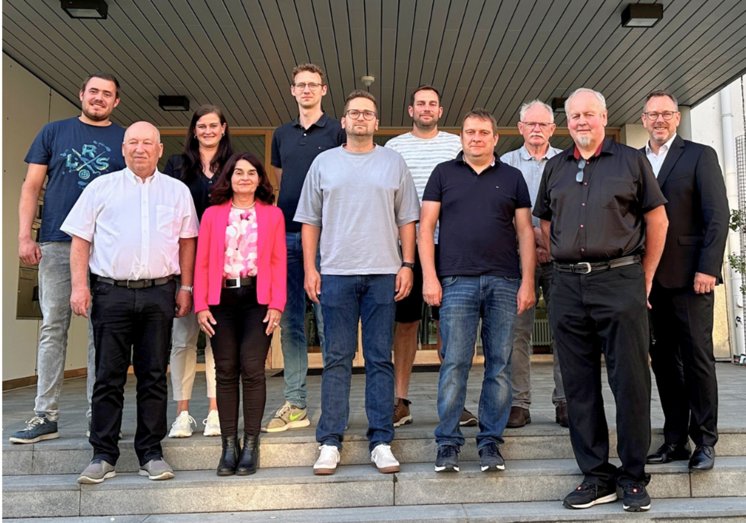 Gruppenbild des Gemeinderates vor dem Rathaus