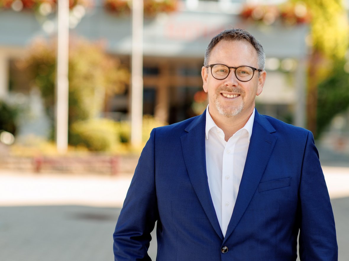 Bürgermeister Sven Kneipp vor dem Rathaus