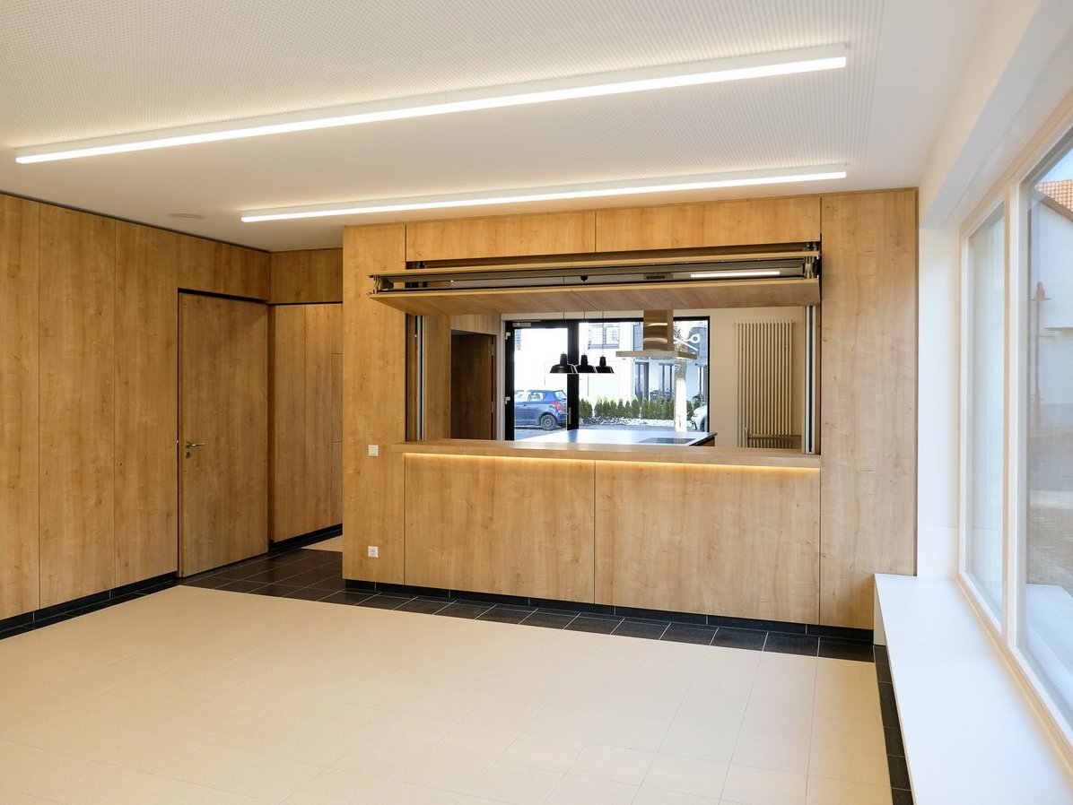 Stube im Backhaus von innen in Richtung Küche fotografiert